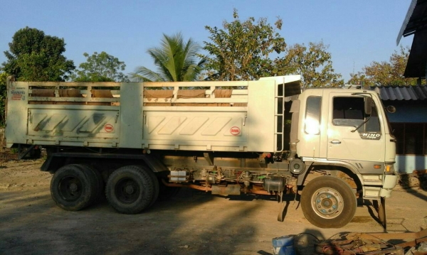 ขายรถ 10 ล้อ ฮีโน่ 3m 240  ปี 39 สภาพเดิม คัสซีสวยจัด จัดแนนท์ได้ครับ สนใจติดต่อได้ที่ 081-9420141  ,  081-5715326