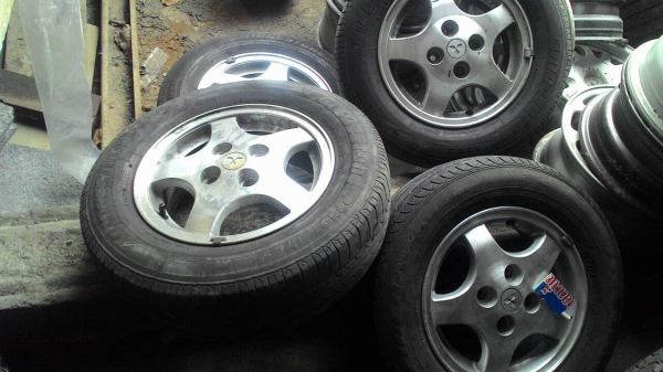 แม๊กพร้อมยางขอบ13  ชุด 4 ล้อ  tel.081-427-3941 ไลน์ไอดี autobot107