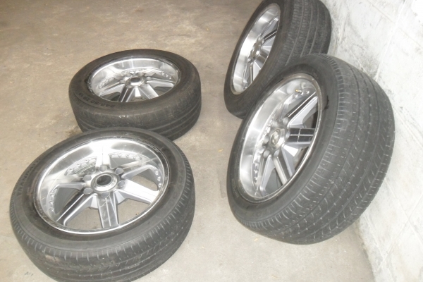 ล้อแม็ก18นิ้ว6รู พร้อมยาง สวยๆ 4 ล้อ ราคา 8800 บาท