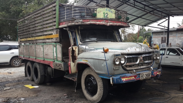 รถสิบล้อหัวยาว isuzu เครื่อง 6BD1 เกียร์ร็อค 195 เครื่องดีคันซีสวยมาก เล่มทะเบียนเอกสารพร้อมโอน