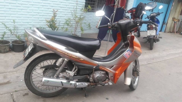 ขาย YAMAHA SPARK Z ปี 47 สตาร์ทมือ สภาพเดิมๆ เครื่องดี ภายนอกมีรอยล้มด้านซ้าย ภาษีขาด 1 ปี เล่มพร้อมชุดโอน