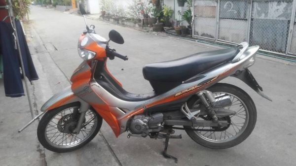 ขาย YAMAHA SPARK Z ปี 47 สตาร์ทมือ สภาพเดิมๆ เครื่องดี ภายนอกมีรอยล้มด้านซ้าย ภาษีขาด 1 ปี เล่มพร้อมชุดโอน