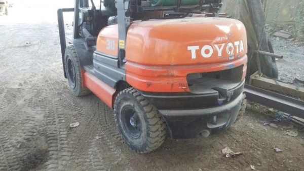 โฟล์ลิฟต์ Toyota รุ่น 6 ขนาด 3 ตัน สภาพดี ใช้งานได้เลย เกียร์ออโต้