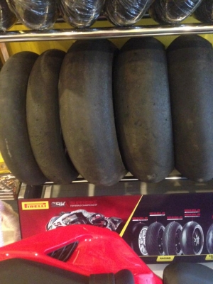 ยางสลิคเบอร์120/190/200/มาหลายคู่สภาพสวยๆครับ