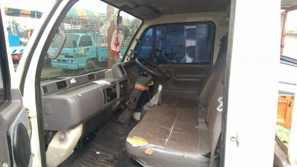 4ล้อป้ายเล็กไม่ติดเวลารถปี 54 เครื่องเบนซินแก็สLPG กระบะยาว 3.20 แอร์เย็น เพลงดัง เครื่องดีมี 5 เกียร์ครับ