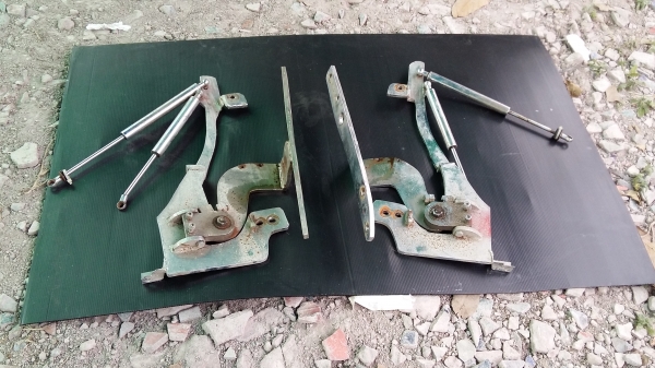 ขายด่วนครับ บานพับประตูปีกนก ใส่ Yaris 1 คู่