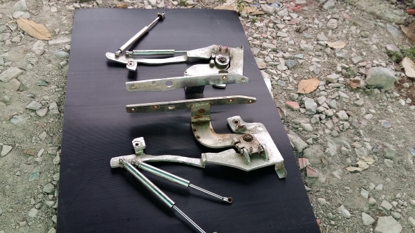 ขายด่วนครับ บานพับประตูปีกนก ใส่ Yaris 1 คู่