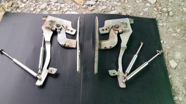 ขายด่วนครับ บานพับประตูปีกนก ใส่ Yaris 1 คู่