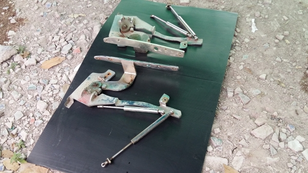 ขายด่วนครับ บานพับประตูปีกนก ใส่ Yaris 1 คู่