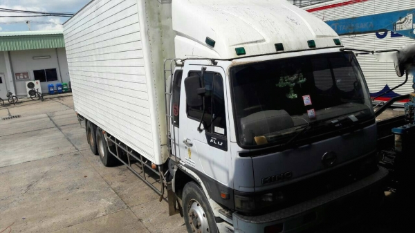 รถฮีโน่ 10 ล้อ ตู้เย็น FL1J  210 แรงม้า. ปี 42.    สนใจติดต่อ  081 - 6079515