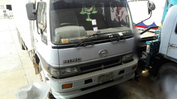 รถฮีโน่ 10 ล้อ ตู้เย็น FL1J  210 แรงม้า. ปี 42.    สนใจติดต่อ  081 - 6079515