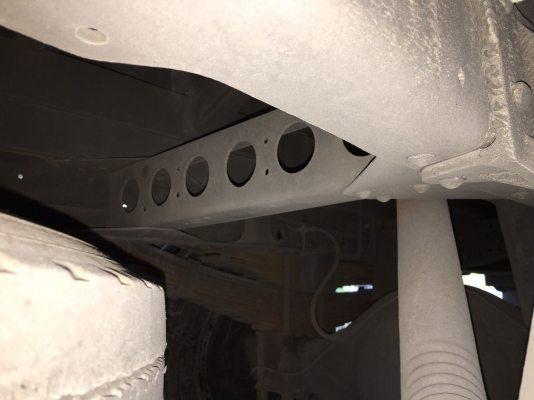 รถอีซูซู 6 ล้อ ( ไม่ดั้ม. )  NKR 130 แรงม้า. ปี 44.    สนใจติดต่อ  081 - 6079515