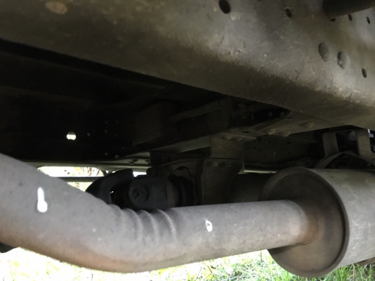 รถอีซูซู 6 ล้อ ( ไม่ดั้ม. )  NKR 130 แรงม้า. ปี 44.    สนใจติดต่อ  081 - 6079515