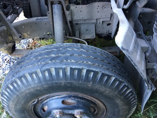 รถอีซูซู 6 ล้อ ( ไม่ดั้ม. )  NKR 130 แรงม้า. ปี 44.    สนใจติดต่อ  081 - 6079515