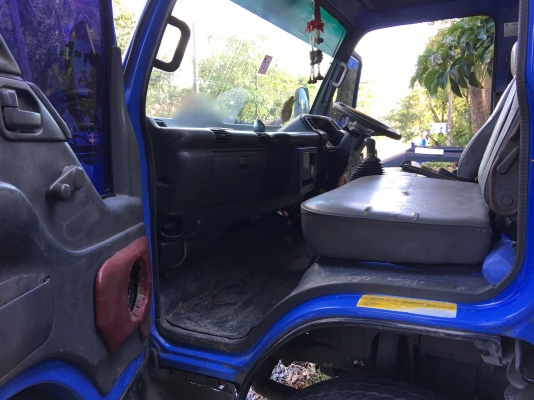 รถอีซูซู 6 ล้อ ( ไม่ดั้ม. )  NKR 130 แรงม้า. ปี 44.    สนใจติดต่อ  081 - 6079515