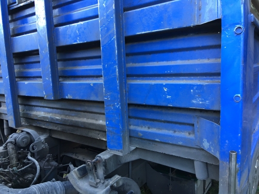 รถอีซูซู 6 ล้อ ( ไม่ดั้ม. )  NKR 130 แรงม้า. ปี 44.    สนใจติดต่อ  081 - 6079515