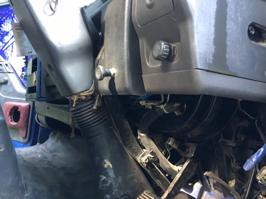 รถอีซูซู 6 ล้อ ( ไม่ดั้ม. )  NKR 130 แรงม้า. ปี 44.    สนใจติดต่อ  081 - 6079515