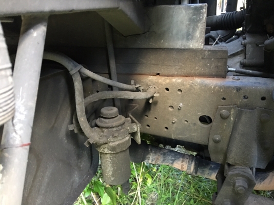 รถอีซูซู 6 ล้อ ( ไม่ดั้ม. )  NKR 130 แรงม้า. ปี 44.    สนใจติดต่อ  081 - 6079515