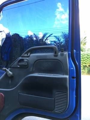 รถอีซูซู 6 ล้อ ( ไม่ดั้ม. )  NKR 130 แรงม้า. ปี 44.    สนใจติดต่อ  081 - 6079515