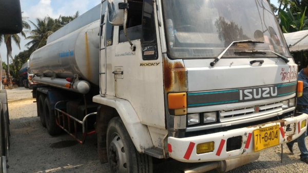 สิบล้อ อีซูซุ ร็อค185โบว์ เพาเดียว บรรทุกถังน้ำมัน 16,000ลิตร อุปกรณ็ ครบ (ทำเป็นรถบรรทุกน้ำเหมาะมากๆ) สภาพดีสวยเดิมๆใช้งานประจำ ทะเบีบนพร้อมโอน