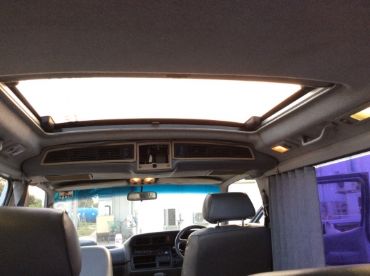 ขายรถตู้ Toyota Super Custom ปี97 เครื่อง 1JZหัวฉีด 2.5 เกียร์ออโต้ ติดแก๊สLPG ไฟฟ้าทั้งคัน เบาะหน้งสวยๆ มูนรูฟ/ซันรูฟไฟฟ้า ระบบไฟฟ้าใช้ได้หมด แอร์หน้า-หลังเย็นฉ่ำ ตัวถังเดิมสีตามสภาพ รถขับดีครับ ตัวcustom แท้ๆครับ ช่วงล่างคอยสปริงนิ่มนวล พร้อมใช้ ภาษี59