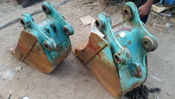 มาอีก 2 ครับ บุ้งกี๋ ขุดวางท่อประปา สำหรับใส่รถขุด แบคโฮ เก่าญี่ปุ่น