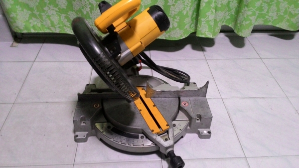 แท่นเลื่อยตัดองศา ดีวอลล์ ใบ10นิ้วกำลัง 1600 วัตต์ พร้อมใช้งานครับ แท่นเลื่อยตัดองศา ดีวอลล์ ใบ10นิ้วกำลัง 1600 วัตต์ พร้อมใช้งานครับ