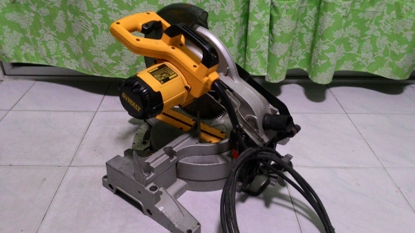 แท่นเลื่อยตัดองศา ดีวอลล์ ใบ10นิ้วกำลัง 1600 วัตต์ พร้อมใช้งานครับ แท่นเลื่อยตัดองศา ดีวอลล์ ใบ10นิ้วกำลัง 1600 วัตต์ พร้อมใช้งานครับ