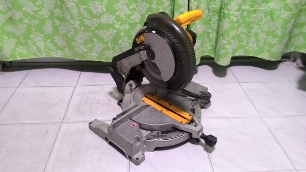 แท่นเลื่อยตัดองศา ดีวอลล์ ใบ10นิ้วกำลัง 1600 วัตต์ พร้อมใช้งานครับ