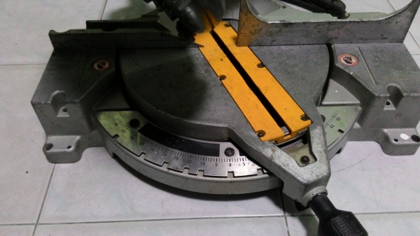 แท่นเลื่อยตัดองศา ดีวอลล์ ใบ10นิ้วกำลัง 1600 วัตต์ พร้อมใช้งานครับ แท่นเลื่อยตัดองศา ดีวอลล์ ใบ10นิ้วกำลัง 1600 วัตต์ พร้อมใช้งานครับ