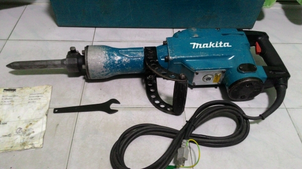เครื่องสกัดคอนกรีตไฟฟ้า makita รุ่น1306 สภาพดีพร้อมใช้งานครับ เครื่องสกัดคอนกรีตไฟฟ้า makita รุ่น1306 สภาพดีพร้อมใช้งานครับ