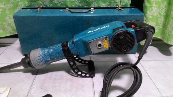 เครื่องสกัดคอนกรีตไฟฟ้า makita รุ่น1306 สภาพดีพร้อมใช้งานครับ เครื่องสกัดคอนกรีตไฟฟ้า makita รุ่น1306 สภาพดีพร้อมใช้งานครับ