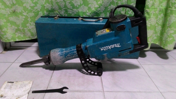 เครื่องสกัดคอนกรีตไฟฟ้า makita รุ่น1306 สภาพดีพร้อมใช้งานครับ เครื่องสกัดคอนกรีตไฟฟ้า makita รุ่น1306 สภาพดีพร้อมใช้งานครับ