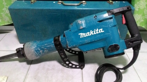 เครื่องสกัดคอนกรีตไฟฟ้า makita รุ่น1306 สภาพดีพร้อมใช้งานครับ