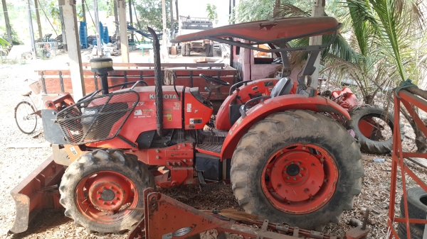 ขายรถไถ KUBOTA-M704.เล่มทะเบียน 2 เพลา อุปกรณ์ครบ ราคา.470000 ต่อรอง