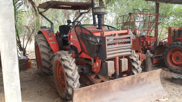 ขายรถไถ KUBOTA-M704.เล่มทะเบียน 2 เพลา อุปกรณ์ครบ ราคา.470000 ต่อรอง