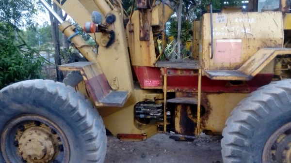 ขายรถตัก CATERPILLAR 910 ; รถเก่าญี่ปุ่น 100\%;  สภาพสวยพร้อมใช้งานได้ทันที สนใจติดต่อ 081-9422533