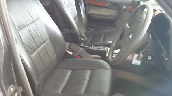 รถเก๋ง BMW 525 I  มีทะเบียนเอกสารพร้อมโอน