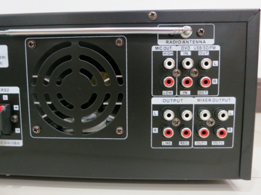 เพาเวอร์มิกเซอร์ ยี่ห้อ SUKE รุ่น 2205F ของใหม่ อีคิวในตัว วิทยุได้ เสียบเมมได้ ไมค์ 4ช่อง จอLCD