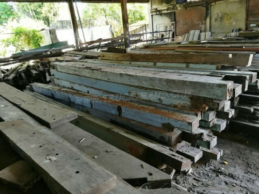 ไม้เก่า ไม้เนื้อแข็ง รื้อจากอาคารโรงเรียน