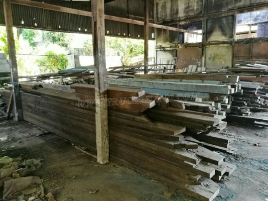 ไม้เก่า ไม้เนื้อแข็ง รื้อจากอาคารโรงเรียน