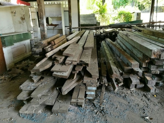 ไม้เก่า ไม้เนื้อแข็ง รื้อจากอาคารโรงเรียน