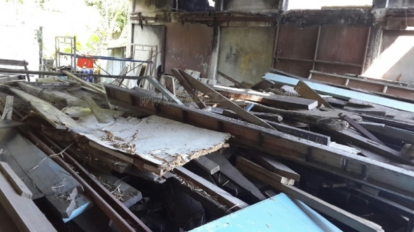 ไม้เก่า ไม้เนื้อแข็ง รื้อจากอาคารโรงเรียน