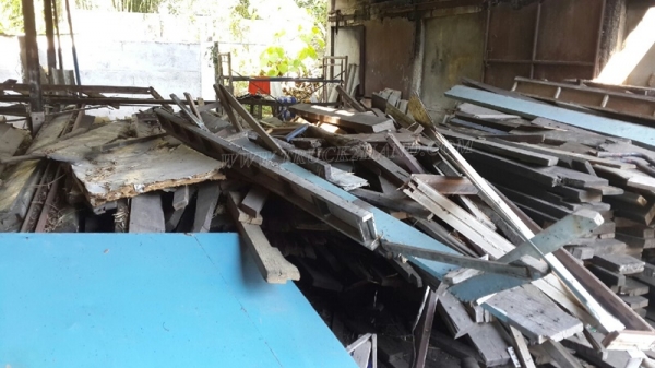 ไม้เก่า ไม้เนื้อแข็ง รื้อจากอาคารโรงเรียน