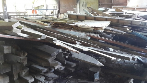 ไม้เก่า ไม้เนื้อแข็ง รื้อจากอาคารโรงเรียน