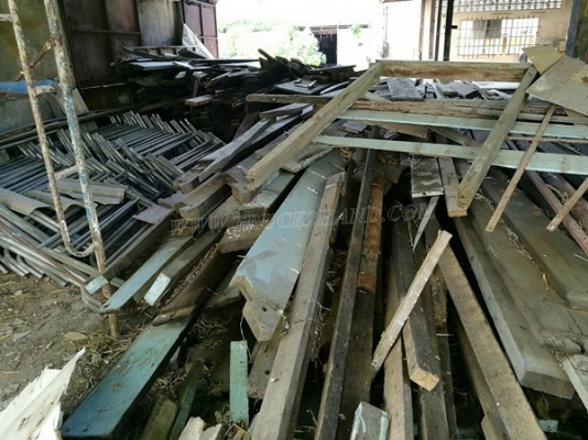 ไม้เก่า ไม้เนื้อแข็ง รื้อจากอาคารโรงเรียน