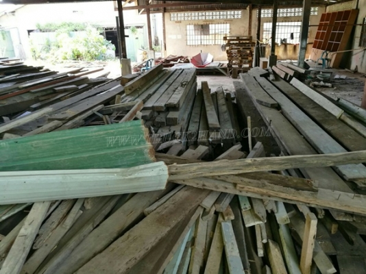 ไม้เก่า ไม้เนื้อแข็ง รื้อจากอาคารโรงเรียน