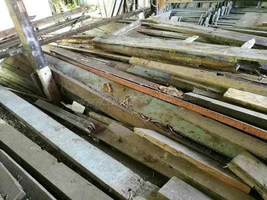 ไม้เก่า ไม้เนื้อแข็ง รื้อจากอาคารโรงเรียน