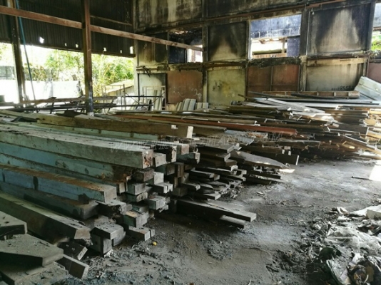 ไม้เก่า ไม้เนื้อแข็ง รื้อจากอาคารโรงเรียน