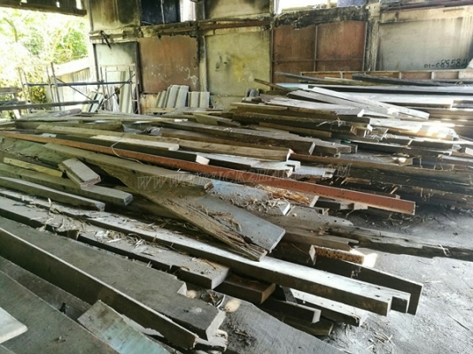 ไม้เก่า ไม้เนื้อแข็ง รื้อจากอาคารโรงเรียน